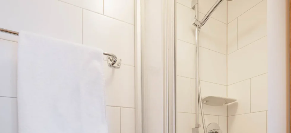 Lyst værelse med moderne badeværelse