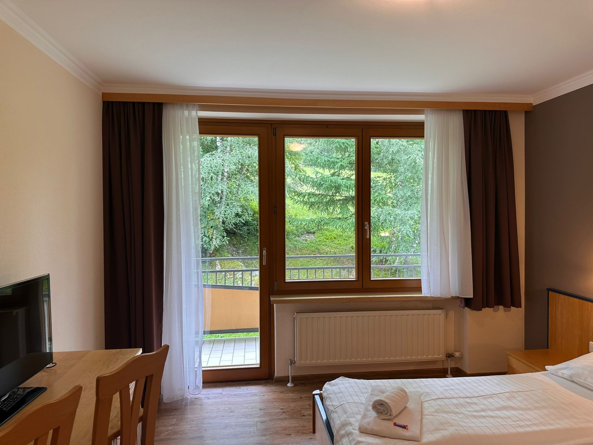 Værelse med balkon og haveudsigt