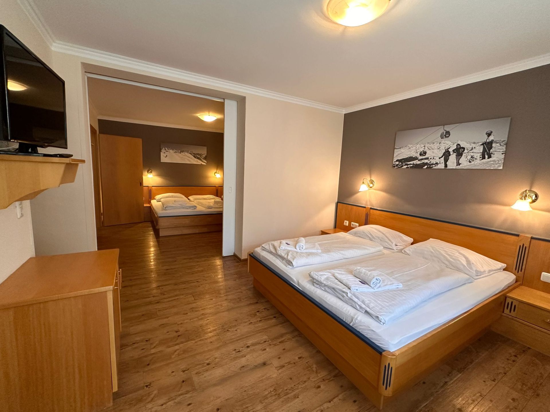 Familieværelse m balkon (2 bad/WC) max 4 pers.