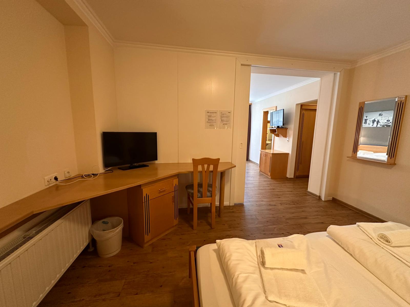Værelse med TV og skrivebord