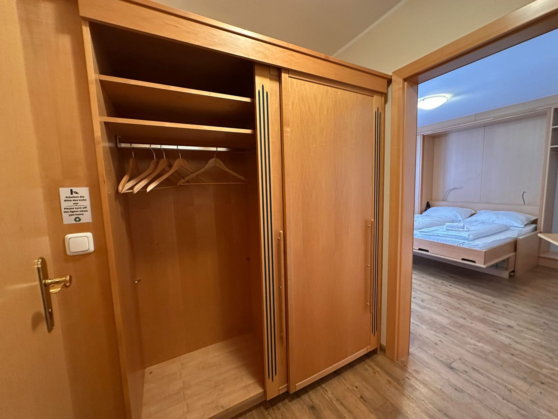 Garderobe og soveværelse