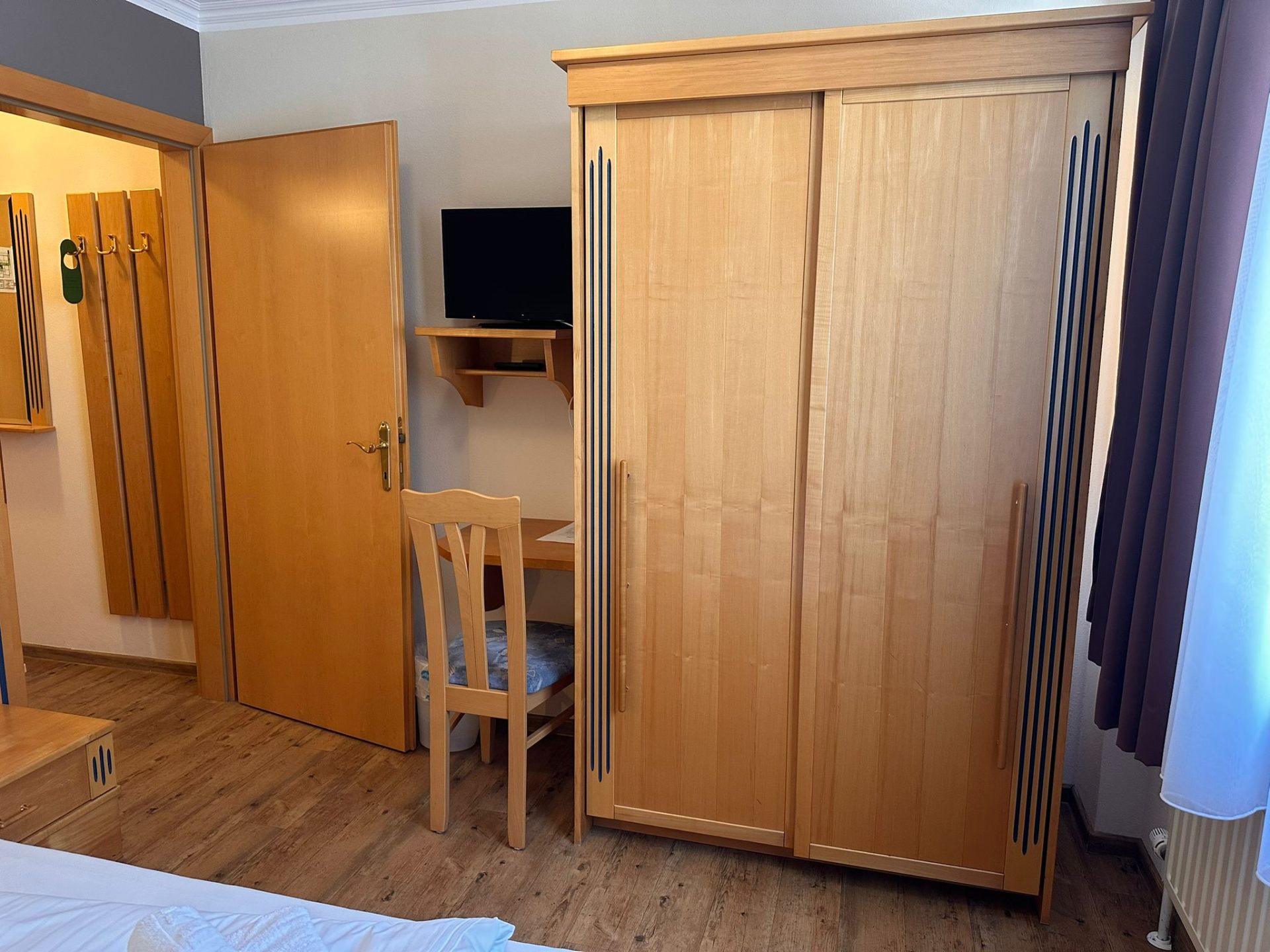Garderobe og skrivebord