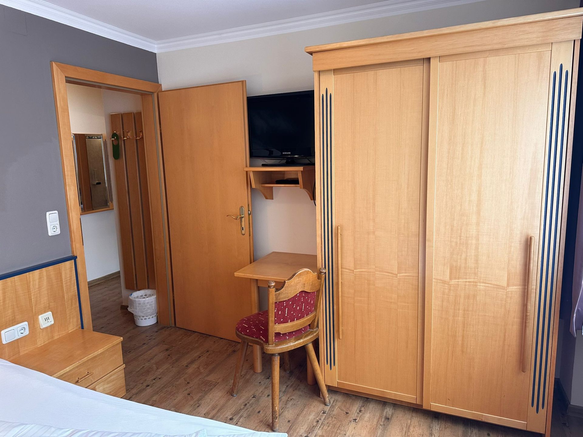 Garderobe og skrivebord