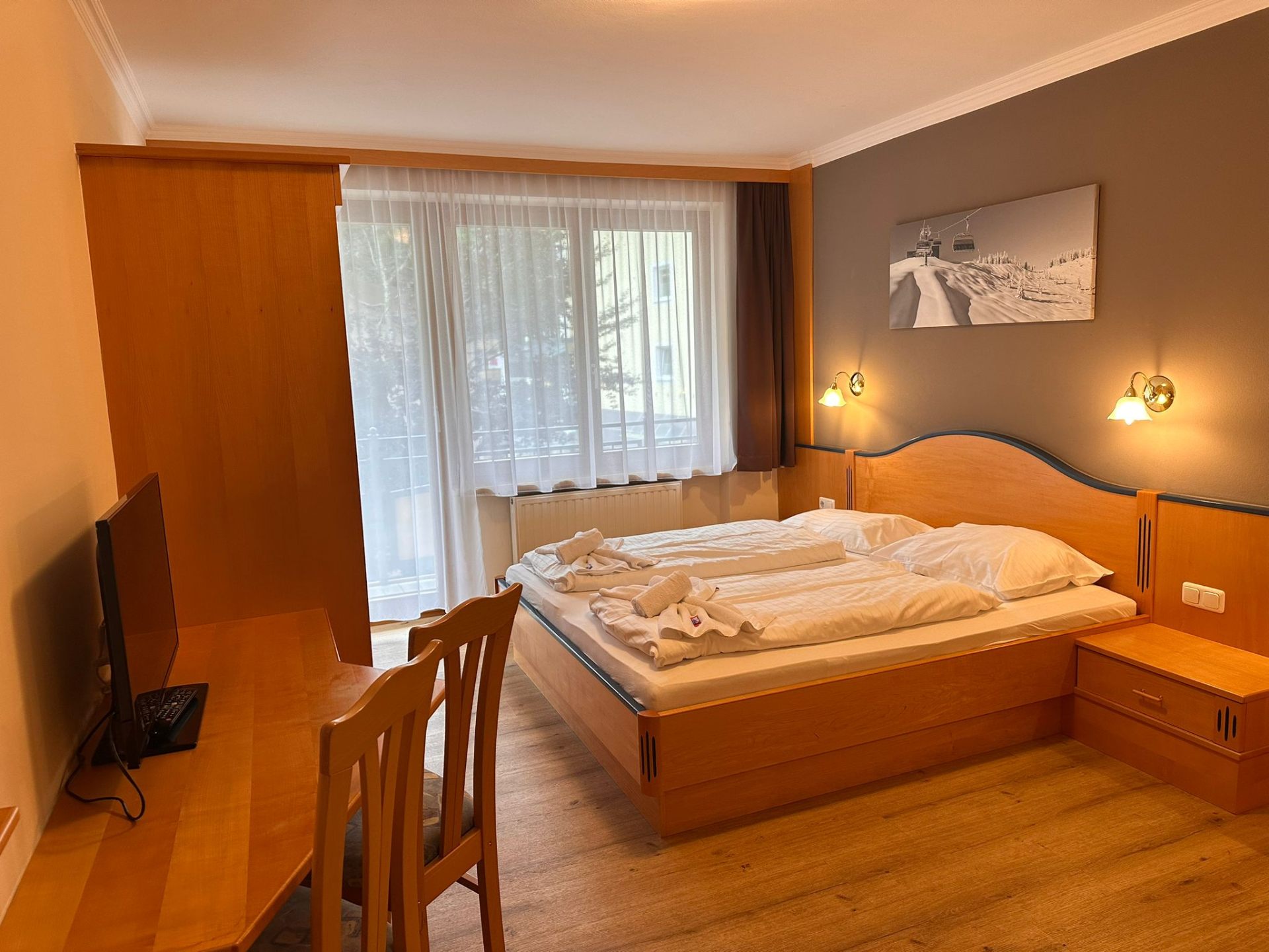 Komfortabel dobbeltseng med balkon