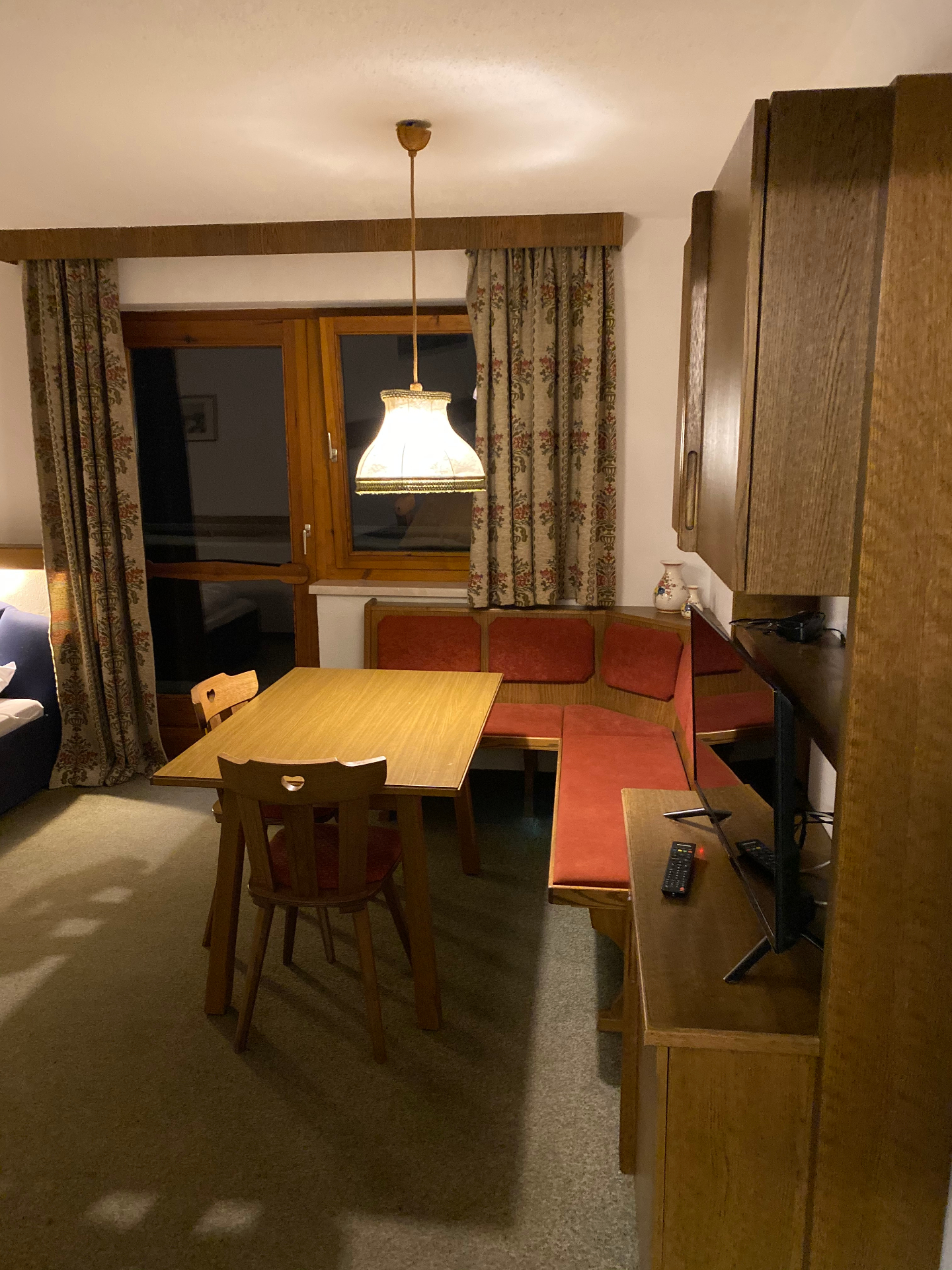 Spiseplads med traditionel bænk