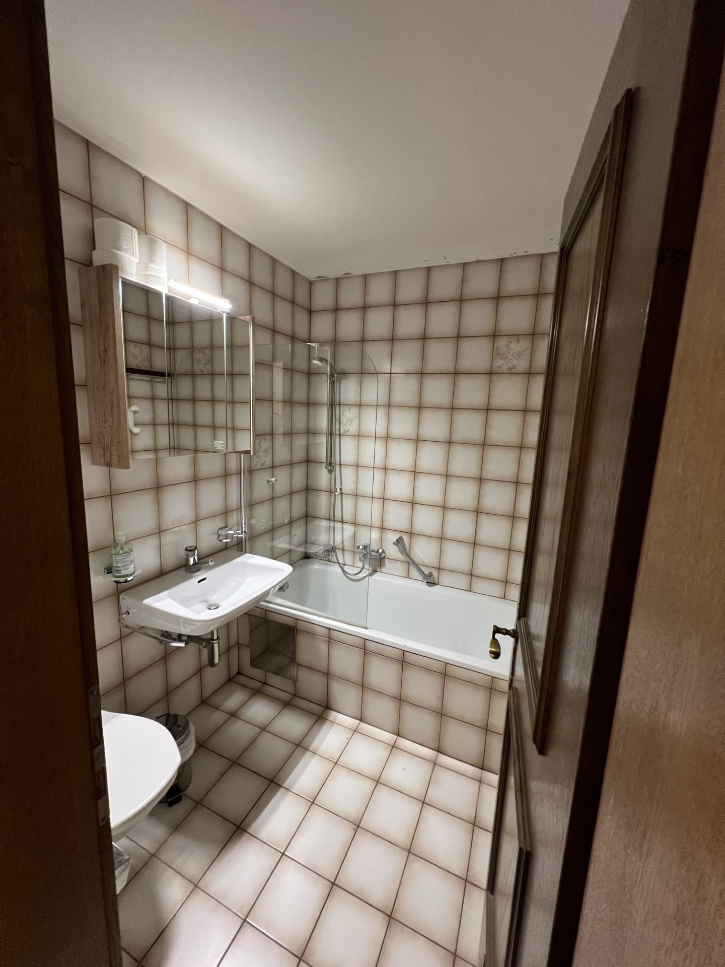 Badeværelse med badekar