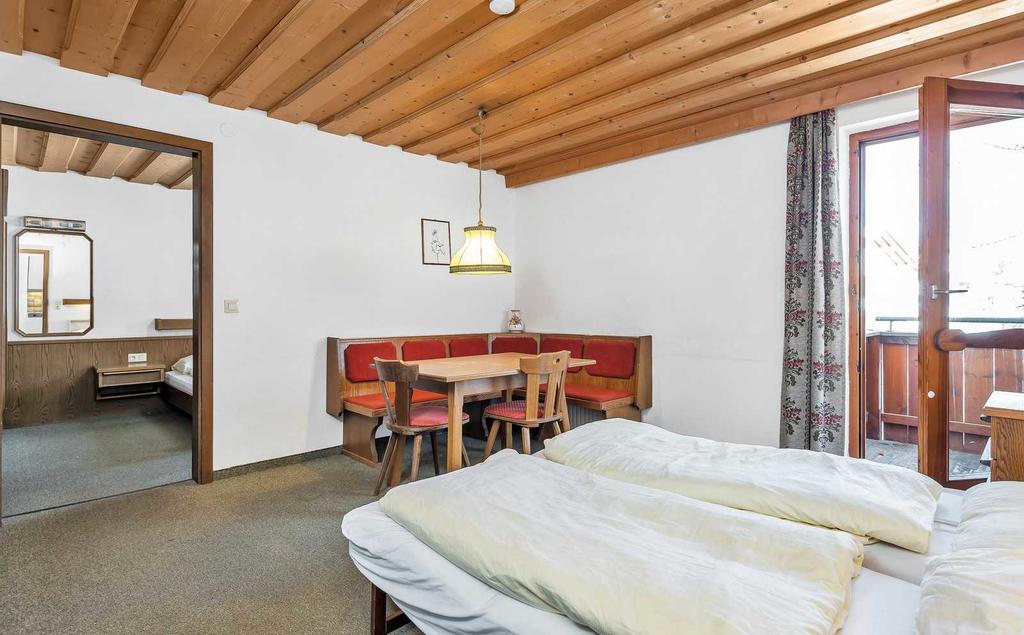 Studiolejlighed med balkon og bjælkeloft