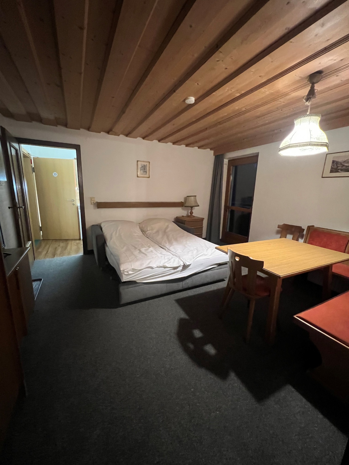 Soveområde med bjælkeloft