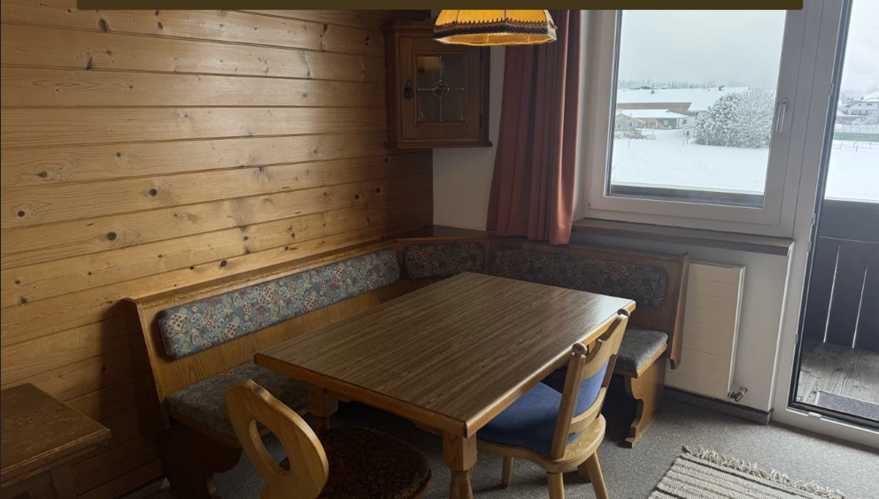Traditionel spiseplads med vinterudsigt