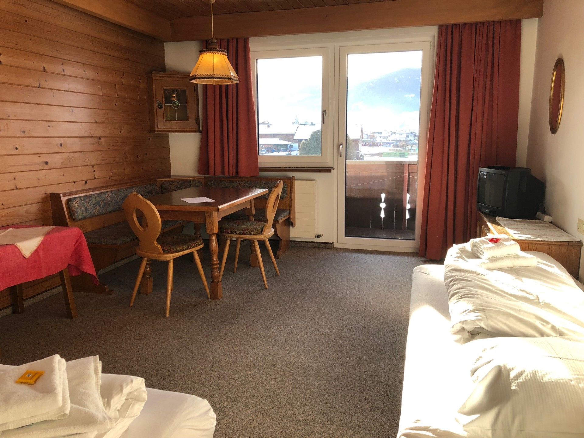Rummelig stue med balkon
