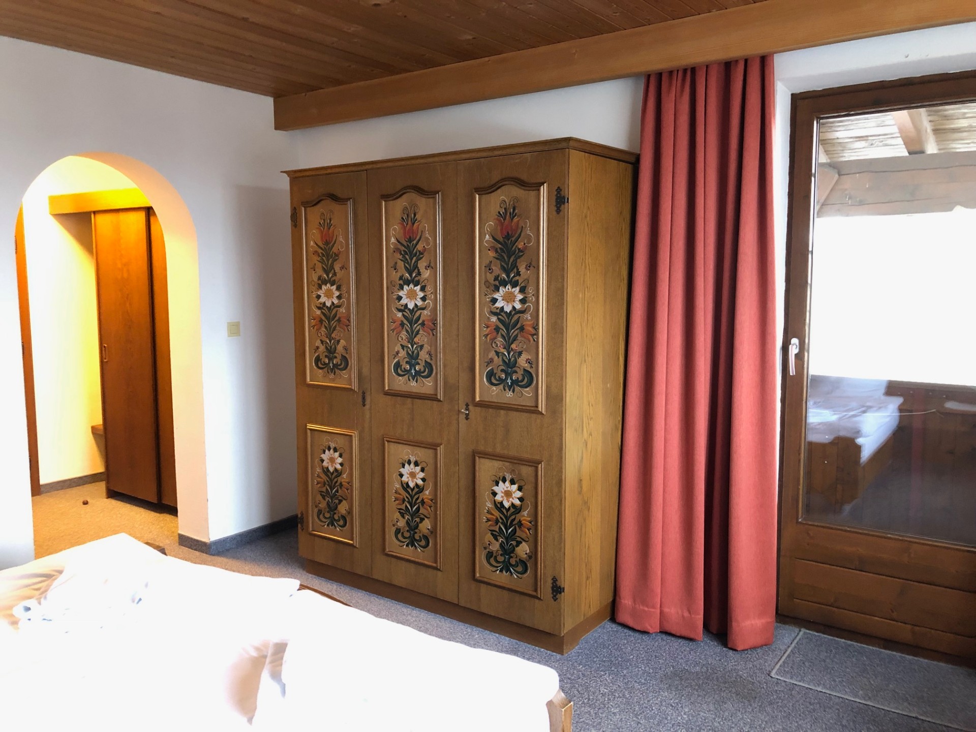Traditionelt klædeskab og balkon